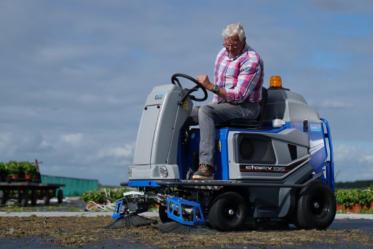 De 120-litervuilcontainer van de Stefix 135 is uitneembaar De 120-litervuilcontainer van de Stefix 135 is uitneembaar