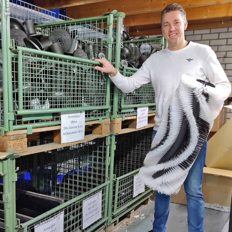 Samen met Wouter Steenks leidt Sander Zuidgeest, hier op foto, de onderneming, die onder meer vijftien soorten machines in het assortiment voert Samen met Wouter Steenks leidt Sander Zuidgeest, hier op foto, de onderneming, die onder meer vijftien soorten machines in het assortiment voert