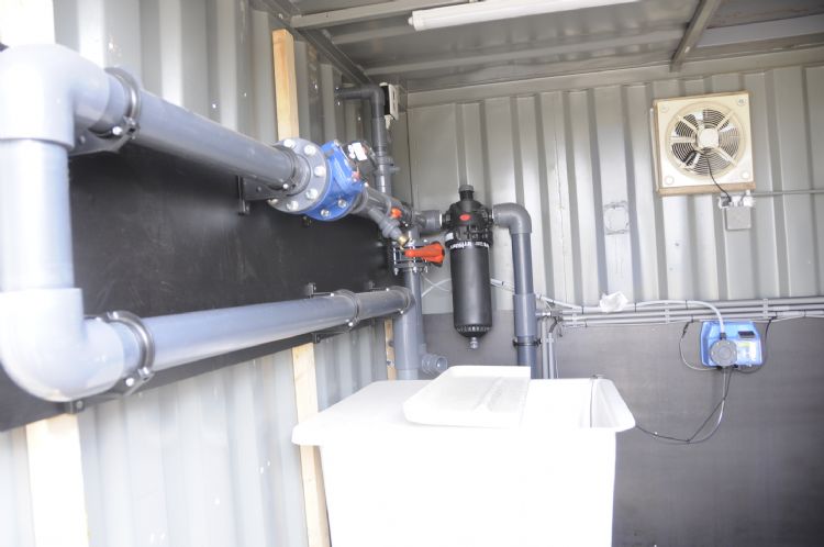 Beregeningscontainer met grondwaterpomp en menginstallaties voor vloeibare mest