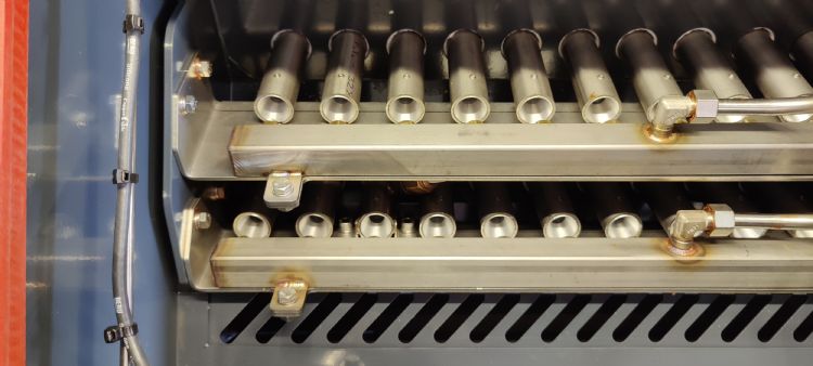 De dubbele rij venturibranders, met een hoek van 40 en 60 graden De dubbele rij venturibranders, met een hoek van 40 en 60 graden