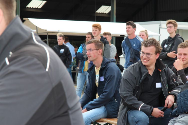 Lennart (links) komt net van de opleiding teeltspecialist en is werkzaam bij Kwekerij Hoekert in Wezep Lennart (links) komt net van de opleiding teeltspecialist en is werkzaam bij Kwekerij Hoekert in Wezep