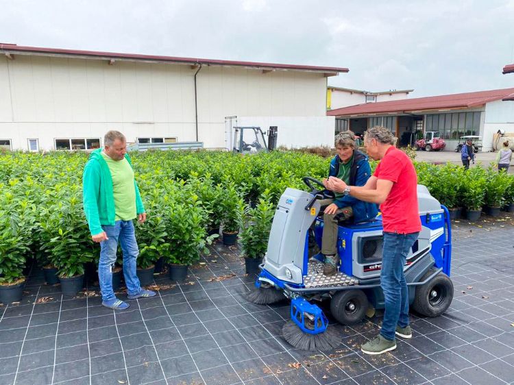 De Stefix veegmachine voor worteldoek De Stefix veegmachine voor worteldoek