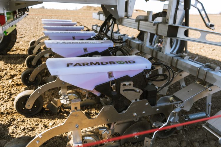 De Farmdroid aan het precisiezaaien op gps. Grote zaden zijn ook mogelijk. De Farmdroid aan het precisiezaaien op gps. Grote zaden zijn ook mogelijk.