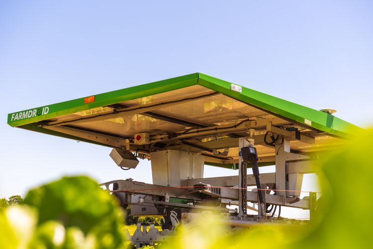 De Farmdroid haalt zijn energie uit het zonnepaneel, is geschikt voor oppervlakten tot 20 hectare en werkt zonder toezicht.