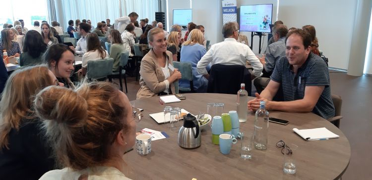 Er wordt aan de tafels gediscussieerd Er wordt aan de tafels gediscussieerd