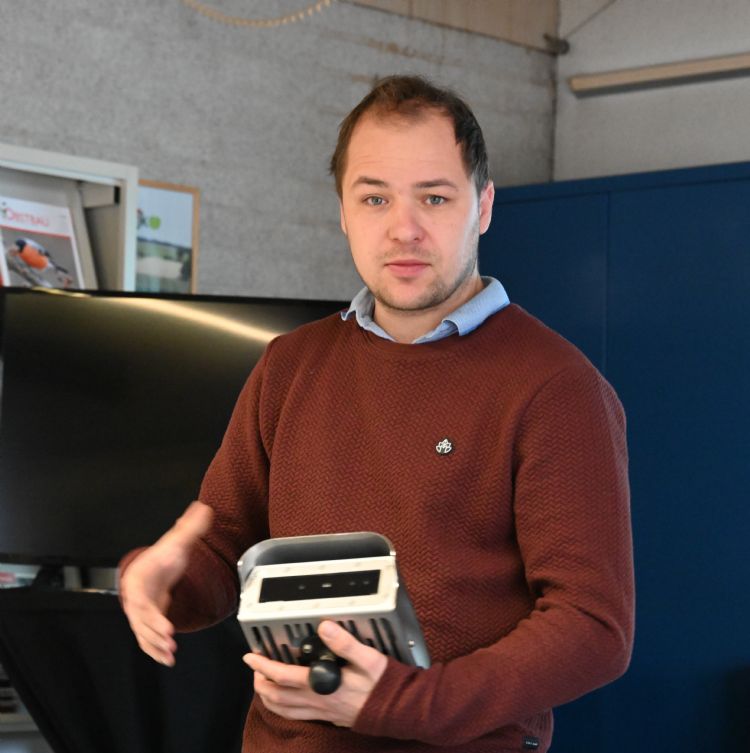 Yannick Smedts met de stamdiktemeter van Agrowizard Yannick Smedts met de stamdiktemeter van Agrowizard