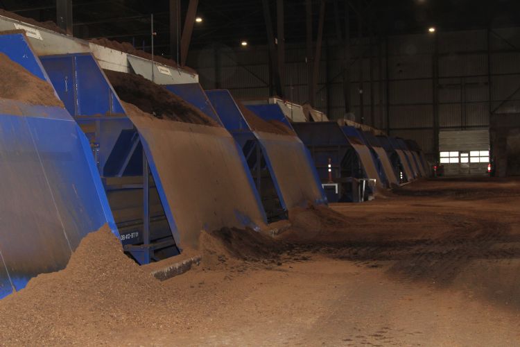 Naast veenfracties verschijnen er in de bunkers van substraatproducenten steeds meer alternatieve grondstoffen met een duurzaam karakter, zoals hout- en kokosvezel, rijstkaf, compost en bark. Naast veenfracties verschijnen er in de bunkers van substraatproducenten steeds meer alternatieve grondstoffen met een duurzaam karakter, zoals hout- en kokosvezel, rijstkaf, compost en bark.