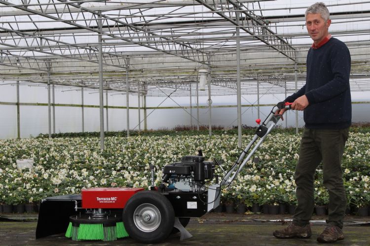 De Sutter: 'Voorheen wilde niemand graag kuisen; nu staan ze te dringen om met de borstelmachine te mogen werken.' De Sutter: 'Voorheen wilde niemand graag kuisen; nu staan ze te dringen om met de borstelmachine te mogen werken.'