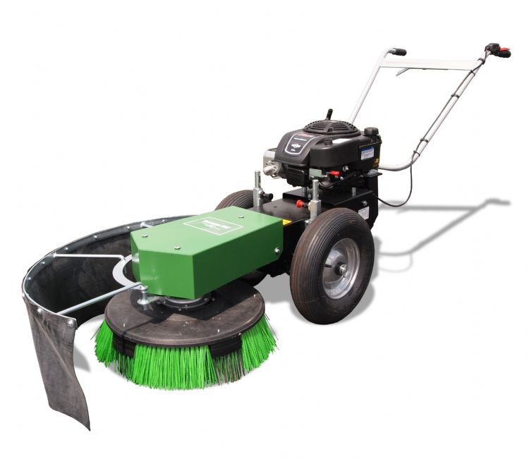 De groene Geotech-borstel maakt korte metten met vuil en onkruid op gronddoek. De groene Geotech-borstel maakt korte metten met vuil en onkruid op gronddoek.