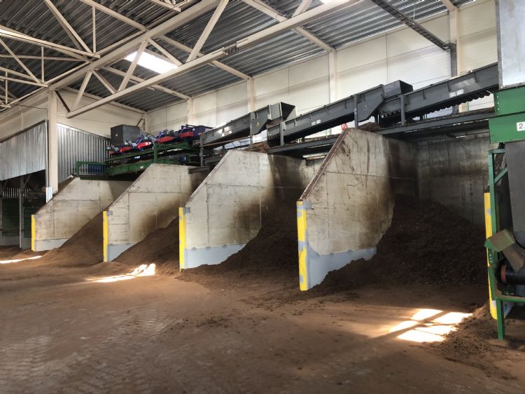 Zeefdek waardoor de grondstof wordt gezeefd voor verschillende toepassingen Zeefdek waardoor de grondstof wordt gezeefd voor verschillende toepassingen