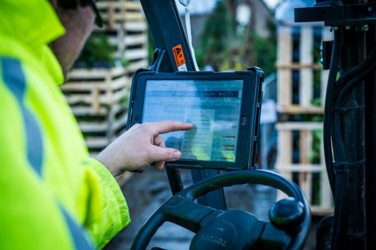 Ook in de heftruck kan de rooi-app gebruikt worden. Ook in de heftruck kan de rooi-app gebruikt worden.