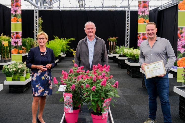 Prijsuitreiking Beste Nieuwigheid 2021. Van links naar rechts: Helma van der Louw, Jan de Vries en Sebastiaan van der Heijden Prijsuitreiking Beste Nieuwigheid 2021. Van links naar rechts: Helma van der Louw, Jan de Vries en Sebastiaan van der Heijden