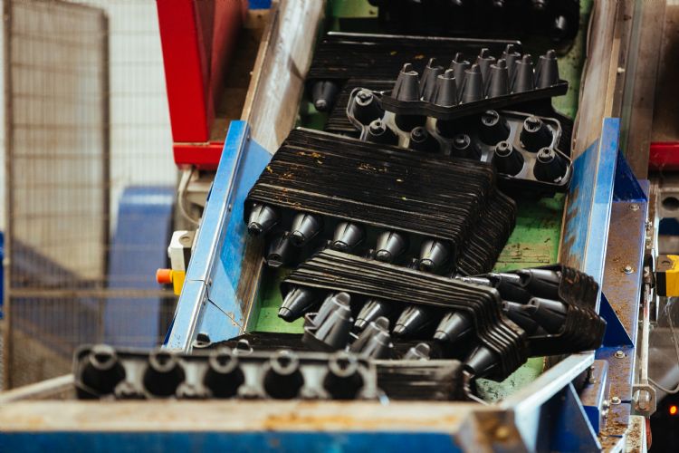 Modiform maakt nieuwe trays van de ingezamelde gebruikte trays Modiform maakt nieuwe trays van de ingezamelde gebruikte trays