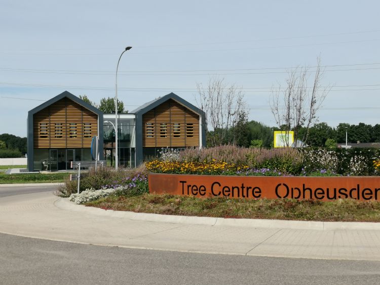 Het Laanboomhuis ligt op een zichtlocatie aan de rotonde nabij de A15 Het Laanboomhuis ligt op een zichtlocatie aan de rotonde nabij de A15