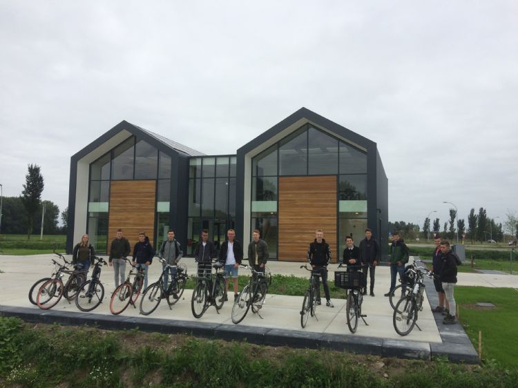 Leerlingen van Yuverta voor het Laanboomhuis Leerlingen van Yuverta voor het Laanboomhuis