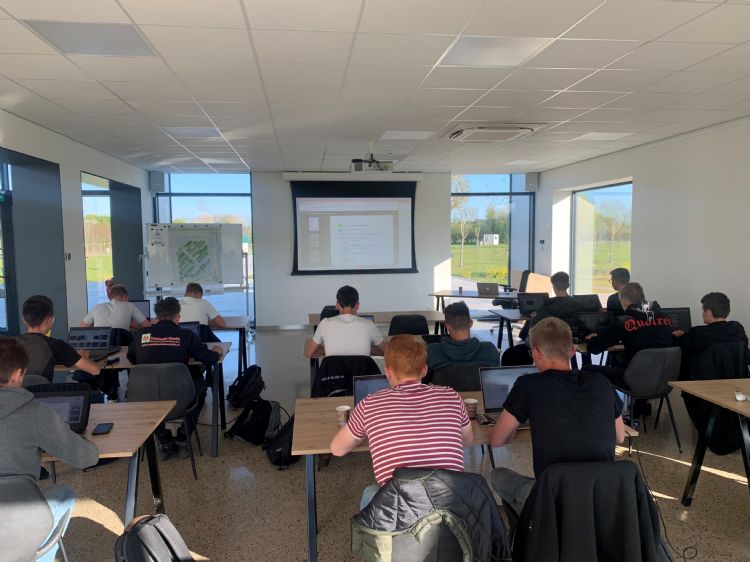 Een ruimte van het Laanboomhuis die gebruikt wordt als leslokaal Een ruimte van het Laanboomhuis die gebruikt wordt als leslokaal