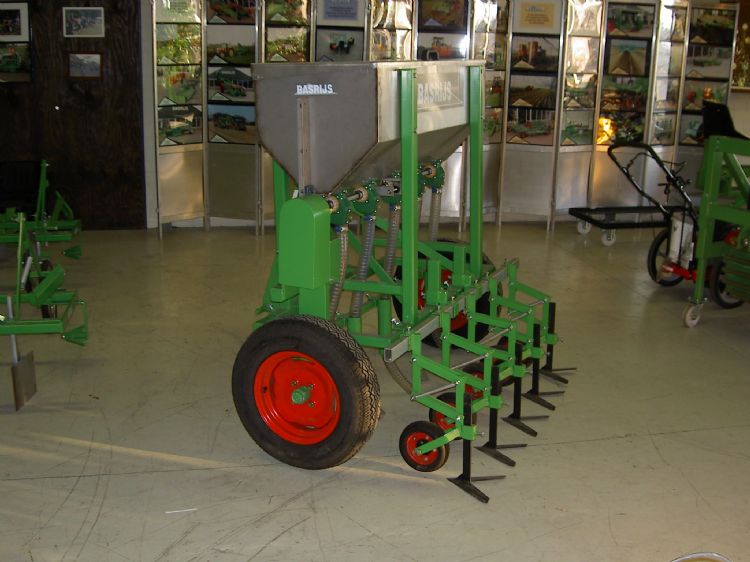 Bemestingsunit op wielframe met schoffelelementen Bemestingsunit op wielframe met schoffelelementen