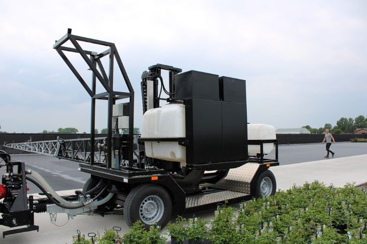 De opvouwbare sproeiarm is gemonteerd op een 270 graden roterend frame De opvouwbare sproeiarm is gemonteerd op een 270 graden roterend frame