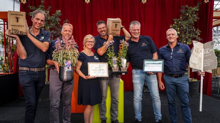 Links de winnaars van Beste KVBC Nieuwigheid met de Phlox Olympus. Rechts de winnaars van de Beste Marktintroductie Links de winnaars van Beste KVBC Nieuwigheid met de Phlox Olympus. Rechts de winnaars van de Beste Marktintroductie