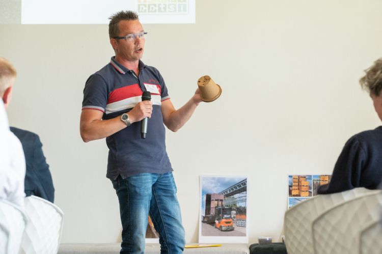Jeroen Fase spreekt op een netwerkbijeenkomst voor de tuinbouw in Woubrugge Jeroen Fase spreekt op een netwerkbijeenkomst voor de tuinbouw in Woubrugge