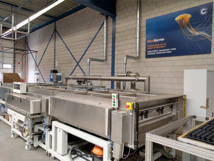 Root Barrier wordt aangebracht met een speciaal daarvoor ontwikkelde machine Root Barrier wordt aangebracht met een speciaal daarvoor ontwikkelde machine
