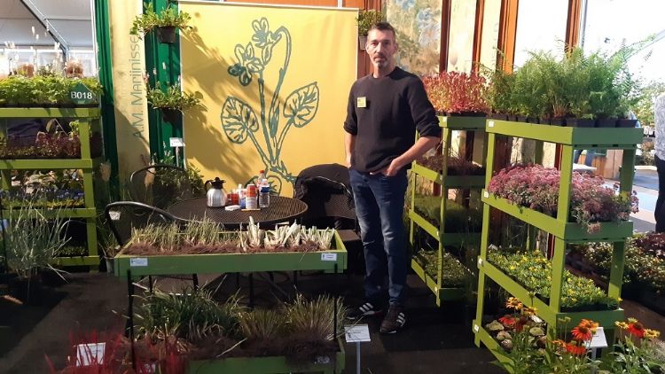 A.M. Marijnissen met een originele uitstalling A.M. Marijnissen met een originele uitstalling