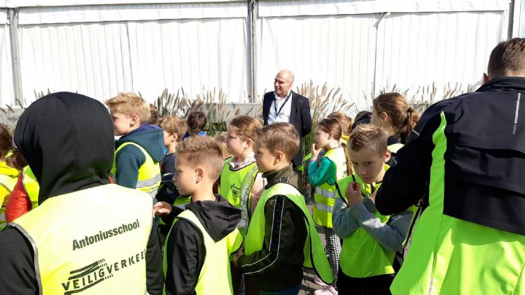 David Bömer met een groep hele jonge kwekers David Bömer met een groep hele jonge kwekers
