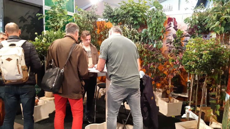 Het is dringen bij Chris Uijtdewillige Het is dringen bij Chris Uijtdewillige