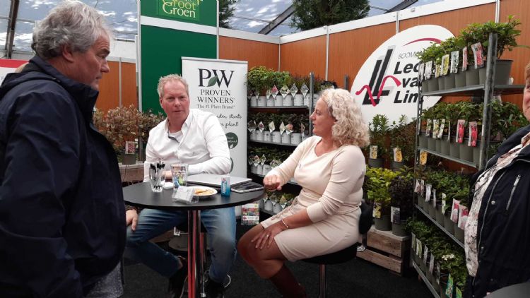 Leon van Lint met Proven Winners in de achtergrond Leon van Lint met Proven Winners in de achtergrond