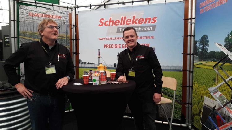 Precisie grondwerk met Schellekens, met Max en Rudy (en de onzichtbare Jan-Pieter) Schellekens Precisie grondwerk met Schellekens, met Max en Rudy (en de onzichtbare Jan-Pieter) Schellekens