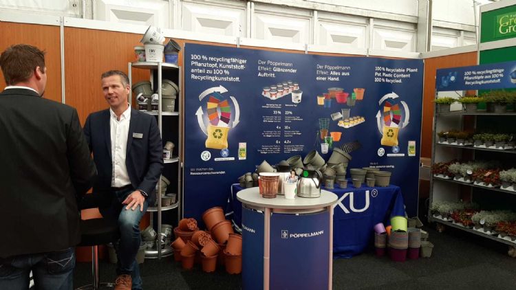 Ronald van Pöppelmann is druk met de 100% recyclebare potten Ronald van Pöppelmann is druk met de 100% recyclebare potten