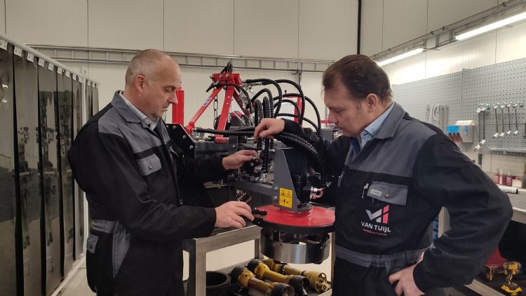Van Tuijl en zijn collega Van Ommeren buigen zich in hun werkplaats over een Weedelete RS.