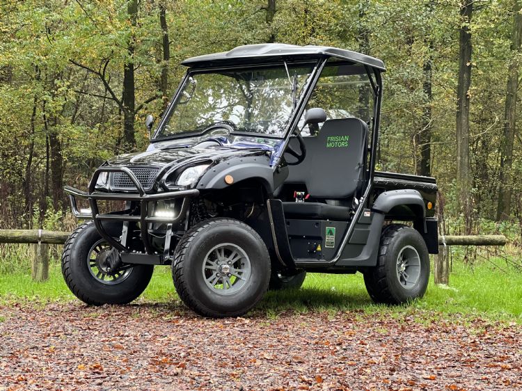 De FM 55 is uitgevoerd met een bankje in plaats van kuipstoeltjes De FM 55 is uitgevoerd met een bankje in plaats van kuipstoeltjes