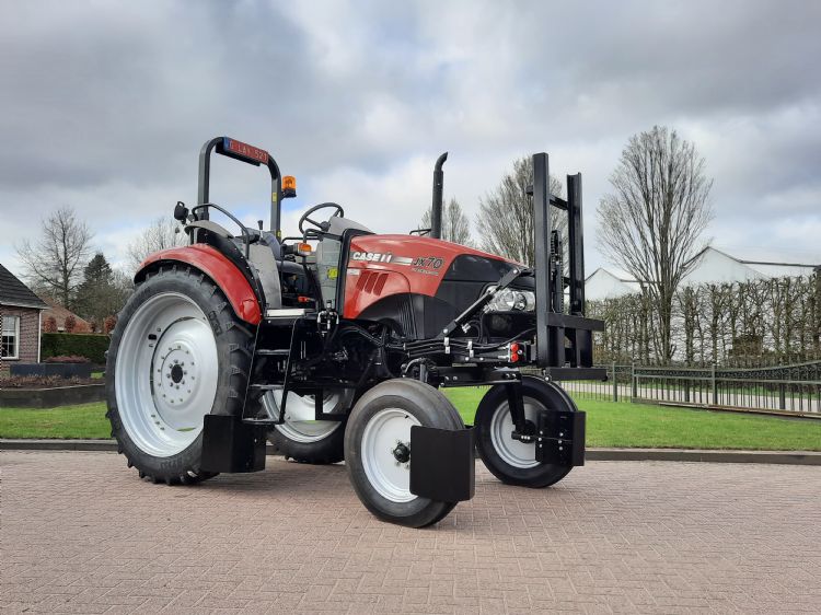 Verhoogde Case Farmall, bodemvrijheid 85 cm, voorzien van schoffelmast en bladbeschermers Verhoogde Case Farmall, bodemvrijheid 85 cm, voorzien van schoffelmast en bladbeschermers