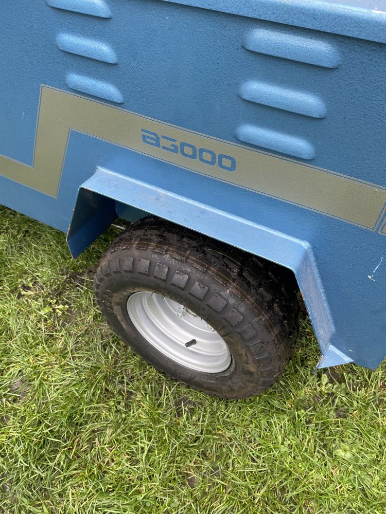 De A3000 is uitgerust met betrekkelijk brede banden. De A3000 is uitgerust met betrekkelijk brede banden.