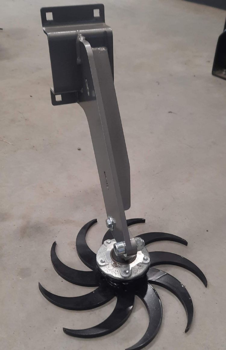 Een element met roterende schoffel, bestemd voor de zwenkarm Een element met roterende schoffel, bestemd voor de zwenkarm