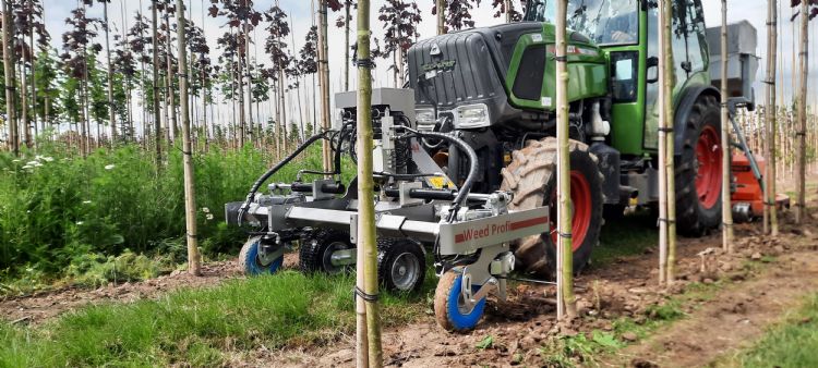 Werken met de Weed Profi in de fronthef, in combinatie met het maaien van groenstroken Werken met de Weed Profi in de fronthef, in combinatie met het maaien van groenstroken