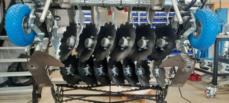 De bolle egschijven onder de schoffelmachine De bolle egschijven onder de schoffelmachine