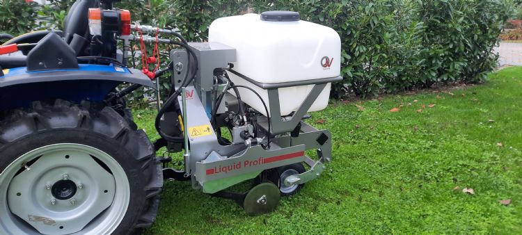 De Liquid Profi met twee dubbele schijven dient om engerlingen te bestrijden. De Liquid Profi met twee dubbele schijven dient om engerlingen te bestrijden.