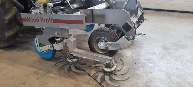 Een zwenkarm met twee roterende schoffels Een zwenkarm met twee roterende schoffels