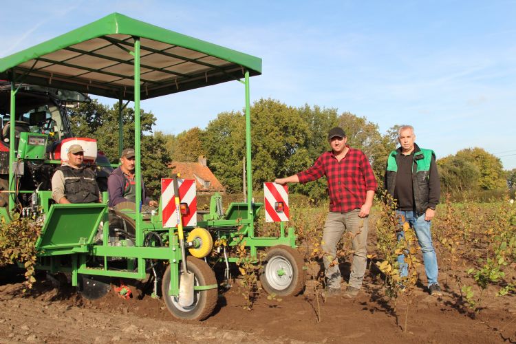 Kweker Peter Christianen (met pet) is - tot zijn grote tevredenheid - de eerste gebruiker van een schijfplanter waarbij de elektrisch-hydraulische afstandsregeling, led-indicatoren en de plantschijven en gps van de trekker integraal samenwerken. Kweker Peter Christianen (met pet) is - tot zijn grote tevredenheid - de eerste gebruiker van een schijfplanter waarbij de elektrisch-hydraulische afstandsregeling, led-indicatoren en de plantschijven en gps van de trekker integraal samenwerken.