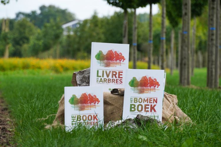 Boomkwekerij Udenhout neemt de nieuwste editie van het <i>Bomenboek</i> mee naar de beurs.