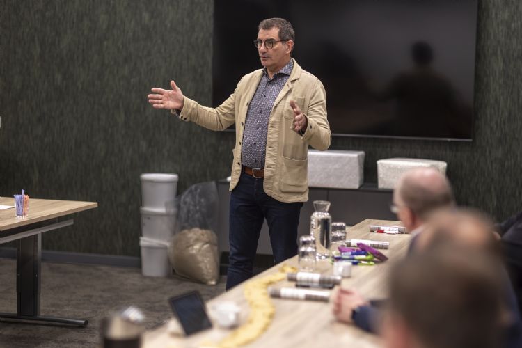 Rene Verhoeve heet de gasten welkom Rene Verhoeve heet de gasten welkom