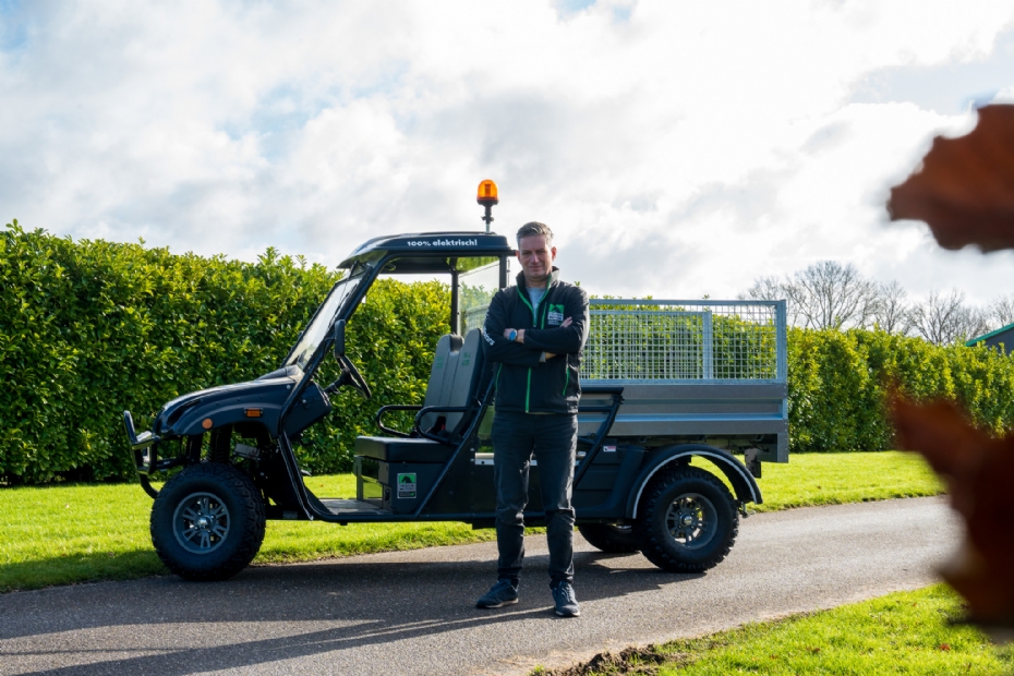 Marco Cornelisse van Marco Cornelisse Beheer voor de Leffert FM-80 Cargo uitvoering, voorzien van een extra lange laadbak met loofrekken Marco Cornelisse van Marco Cornelisse Beheer voor de Leffert FM-80 Cargo uitvoering, voorzien van een extra lange laadbak met loofrekken