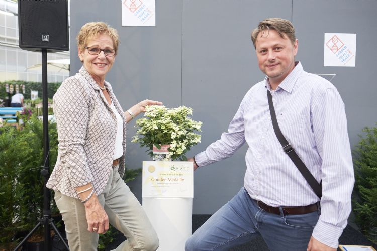 Bekendmaking beste nieuwigheid GTT 2018 Helma van der Louw van KVBC en Ronald Laman van Breederplants