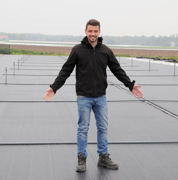 Maurice van Meel poseert op een leeg containerveld Maurice van Meel poseert op een leeg containerveld