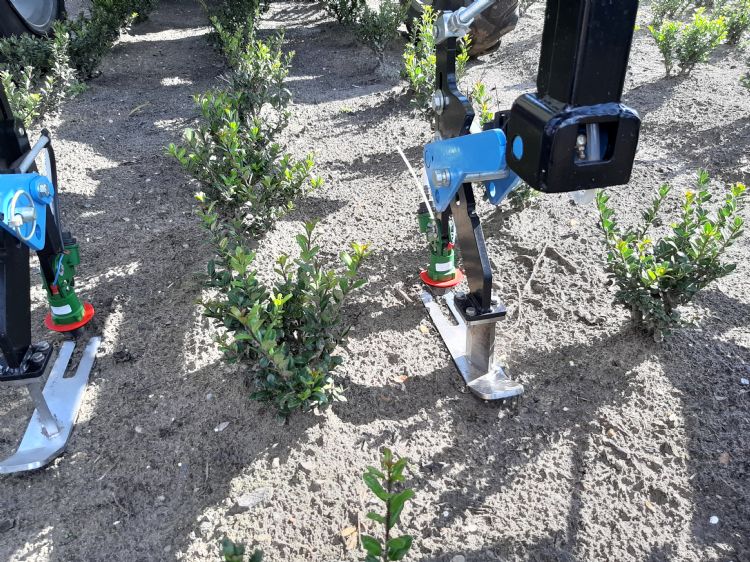 De sleetjes zijn gemaakt van rvs, zodat ze bestand zijn tegen water, bestrijdingsmiddelen en slijtage. De sleetjes zijn gemaakt van rvs, zodat ze bestand zijn tegen water, bestrijdingsmiddelen en slijtage.
