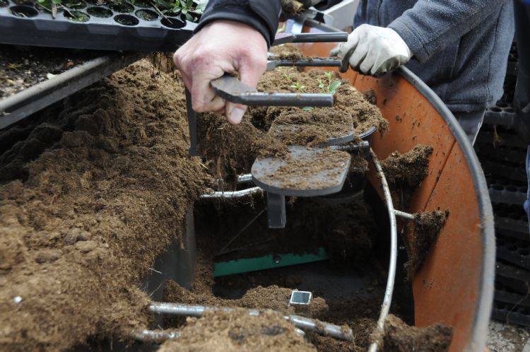 Met dit inzetstuk is de oppotmachine voor vijfliterpotten geschikt gemaakt voor anderhalveliterpotten. Met dit inzetstuk is de oppotmachine voor vijfliterpotten geschikt gemaakt voor anderhalveliterpotten.