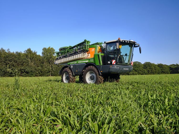Bedrijfsleider John Hoeben: 'Per saldo krijg je een veel betere gewasbedekking en een beter bestrijdingsresultaat, terwijl er minder spuitvloeistof nodig is.' Bedrijfsleider John Hoeben: 'Per saldo krijg je een veel betere gewasbedekking en een beter bestrijdingsresultaat, terwijl er minder spuitvloeistof nodig is.'