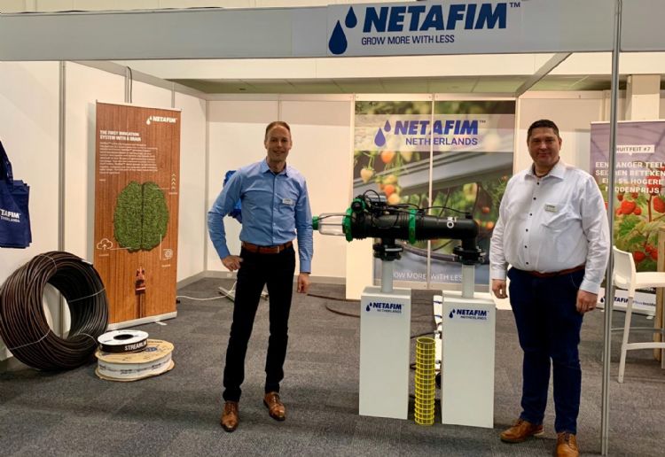 André van Spengen van Netafim (rechts) doet pionierswerk voor druppelirrigatie in de Nederlandse kwekerij André van Spengen van Netafim (rechts) doet pionierswerk voor druppelirrigatie in de Nederlandse kwekerij
